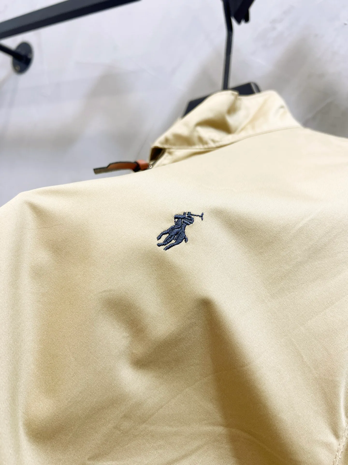 P270 model number: YC22 -Ralph Lauren/Ralph Lauren classic men's and women's old cadre zipper stand collar jacket - the same style as Yi Mengling. Recommended by many fashion bloggers, the Harrington jacket's lapel zipper windproof design perfectly blends casual style with street trend elements, making it very suitable for neutral wear. The fabric texture of the jacket is excellent and comfortable to wear. It is a very versatile and trendy jacket. Original development, 100% pure cotton fabric, exquisite embroidery, evergreen style for all seasons, feel free to buy it, retro will never go out of style!  Color: Khaki Size: M-XL